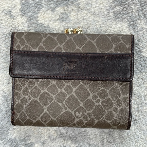 Nina Ricci Leather Compact Kisslock Wallet Classic Casual Everyday - Picture 1 of 17